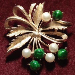 Vintage Sarah Coventry bow pearls and green beads